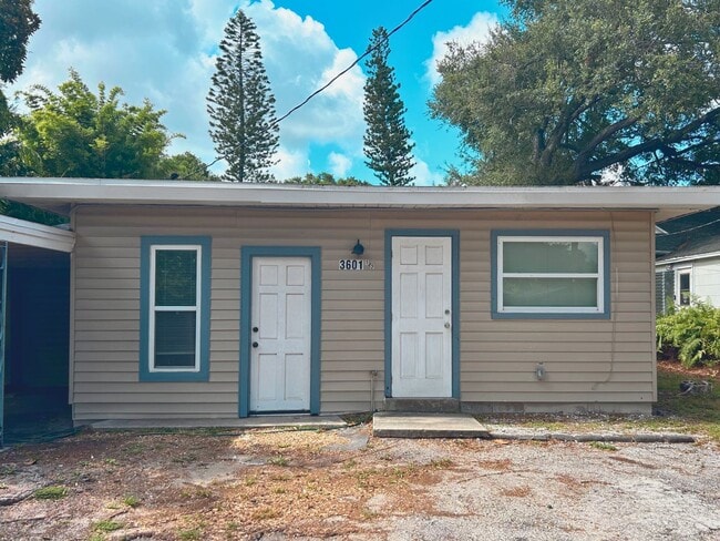 Building Photo - Back unit of large Duplex in Central Oak P... Rental