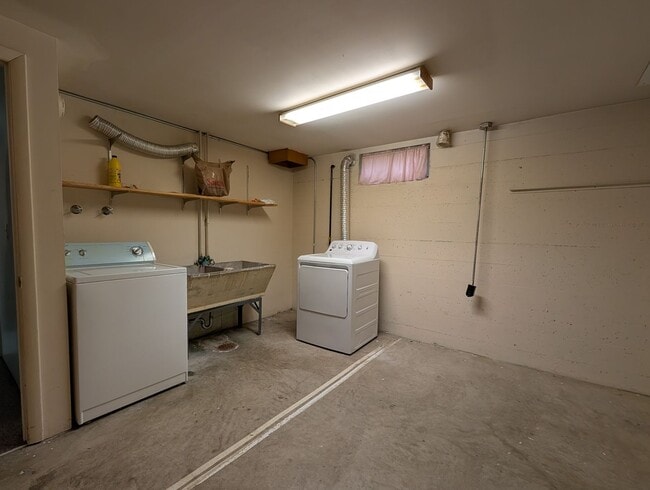 Photo - Spacious 3 Bedroom Normal Hill House with Large Garage