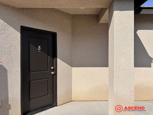 Building Photo - 6012 Curvy Hills Dr Unit 6012 Curvy Hills Dr #B