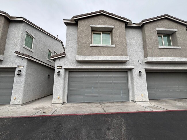 Building Photo - Beautiful Gated 3-Bed, 2.5-Bath Townhome i...