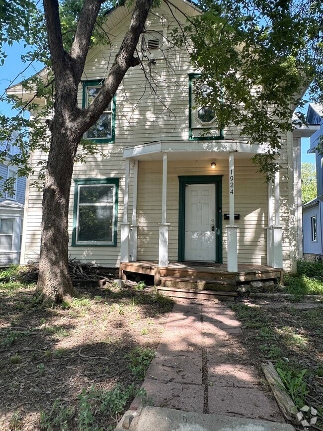 Building Photo - 4 bedroom / 2 bath home with lots of room!