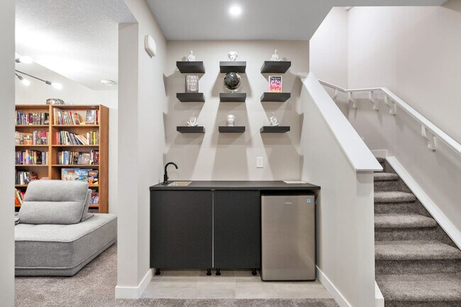 Photo - 144 Wolf Holw Cres S E Unit ID1314522P