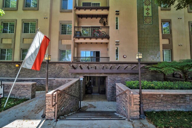 Photo - 1301 N Hollywood Way Unidad 302