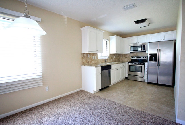 Photo - 4 Lake Forest Pl