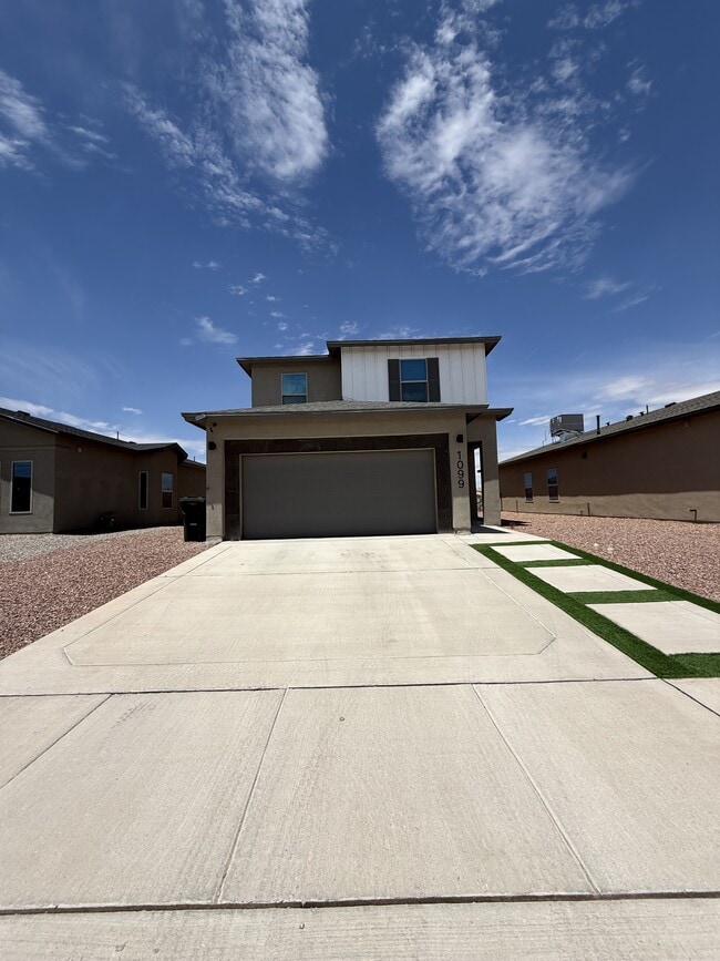 Photo - 1099 Sky River St