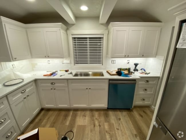 Building Photo - 21255 Willamette Dr Rental