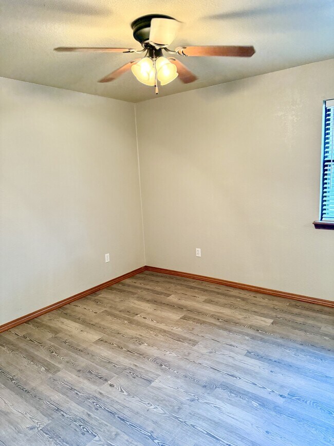 Photo - 2204 Lakeview Dr