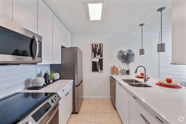 1BR, 1BA - 700 SF - Kitchen - 1550 Brickell Ave