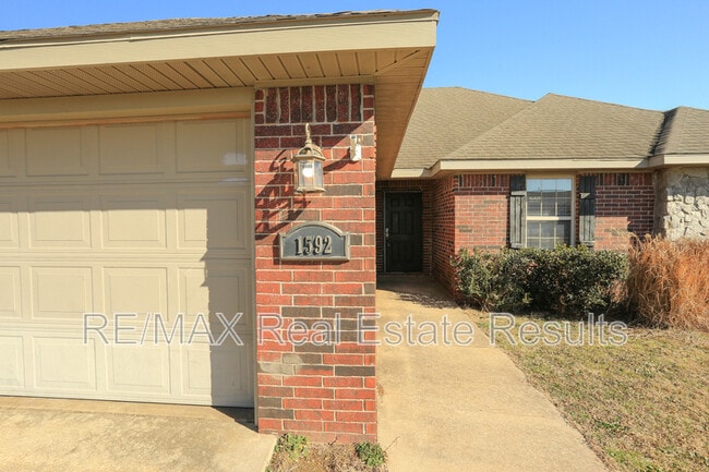 Photo - 1592 Hutchinson St