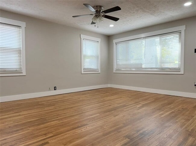 Photo - 1179 Lynmoor Dr NE