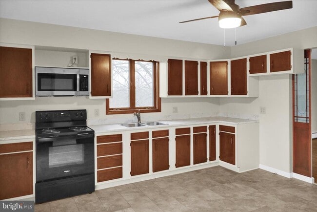 Building Photo - 1613 Shoey Rd Unit APT-A