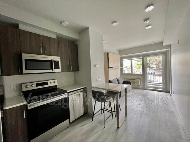 Photo - 345-345 Dougall Rd N