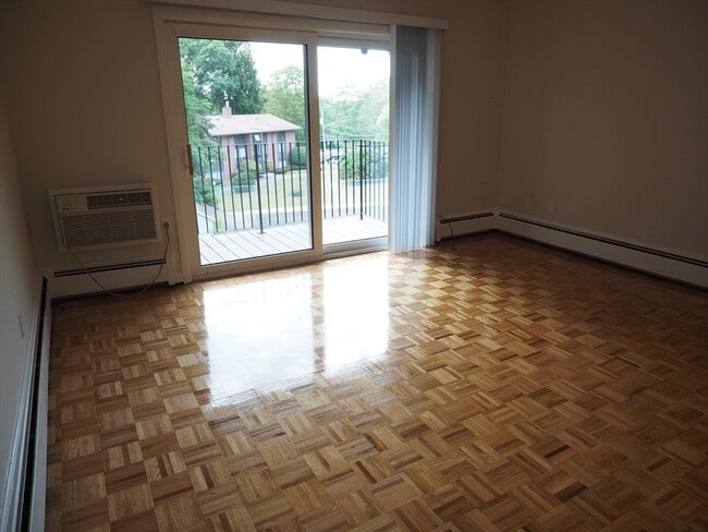 Photo - 10 Longwood Dr Unit 10