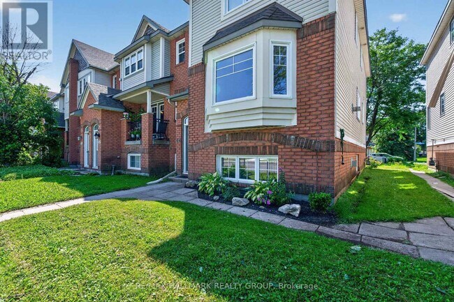 Photo - 44 Centrepointe Dr