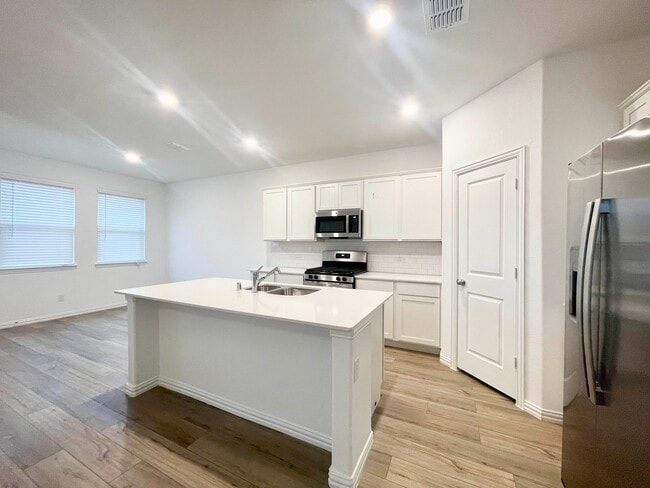 Photo - 1102 Mahogany Ln