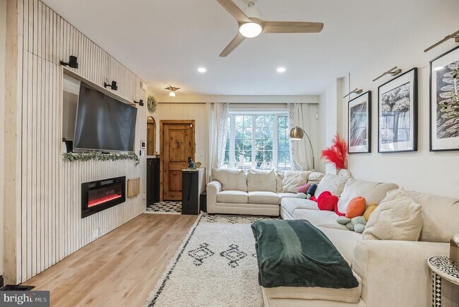 Photo - 3035 E Thompson St Townhome