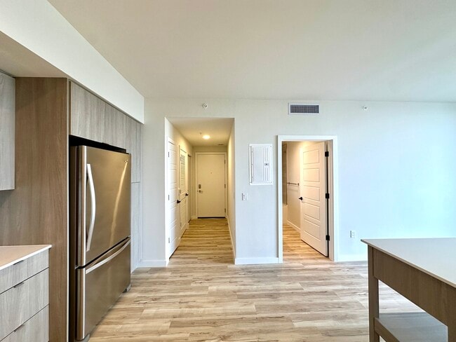 Building Photo - 525 SW 4th Ave Unit S1 Rental