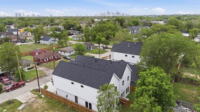 Photo - 6815 Paris St