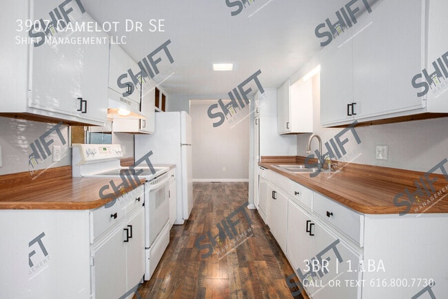Photo - 3907 Camelot Dr SE