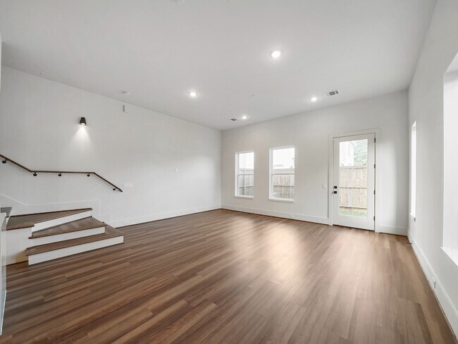 Photo - 881 Rachel St