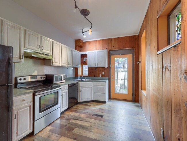 Photo - Large 2BR/2BTH house on Penn St!