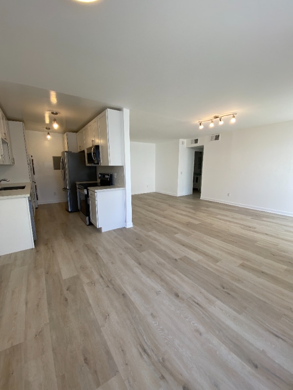 Photo - 1849 S Bentley Ave Unidad 104