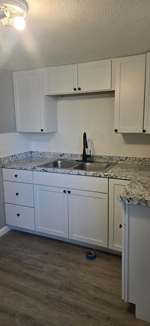Building Photo - Newly Renovated 1 Bed, 1 Bath Unit Apt.4