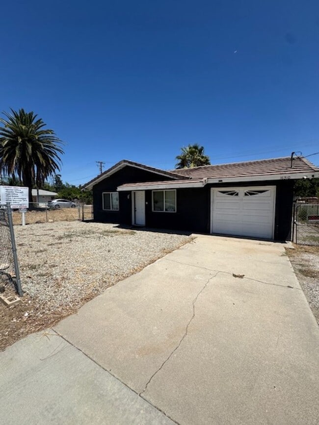 Building Photo - 2 Bedroom 1 Bath in the Best Location in L... Rental