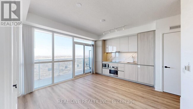 Photo - 8 Interchange Wy Unité 5206