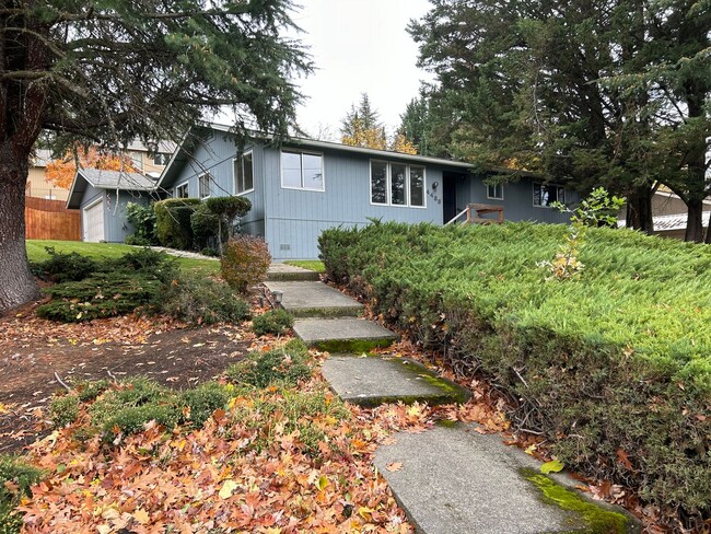 **HOLIDAY SPECIAL** Nice East Medford home... - **HOLIDAY SPECIAL** Nice East Medford home...