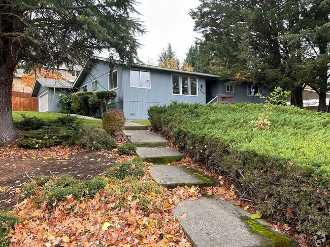 Building Photo - **HOLIDAY SPECIAL** Nice East Medford home...