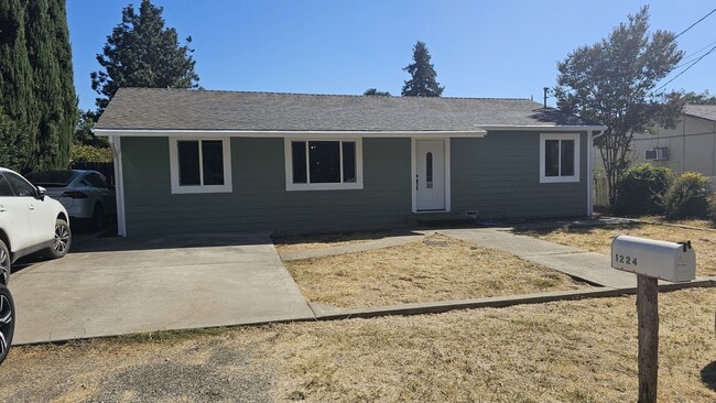 Photo - 1224 Orchard Way