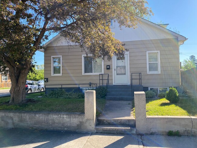 Building Photo - 650 N 10th Ave Unit 650 1/2 N 10th