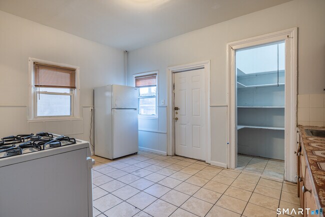 Photo - 1995 Main St Unidad 1st floor Left