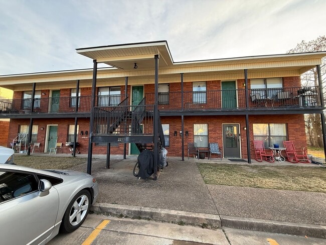 Building Photo - 2239 Alma Blvd Unit 2