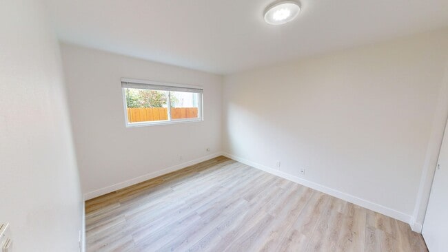 325 E Ave