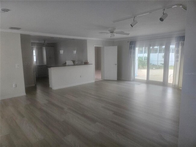 Photo - 332 2nd St W