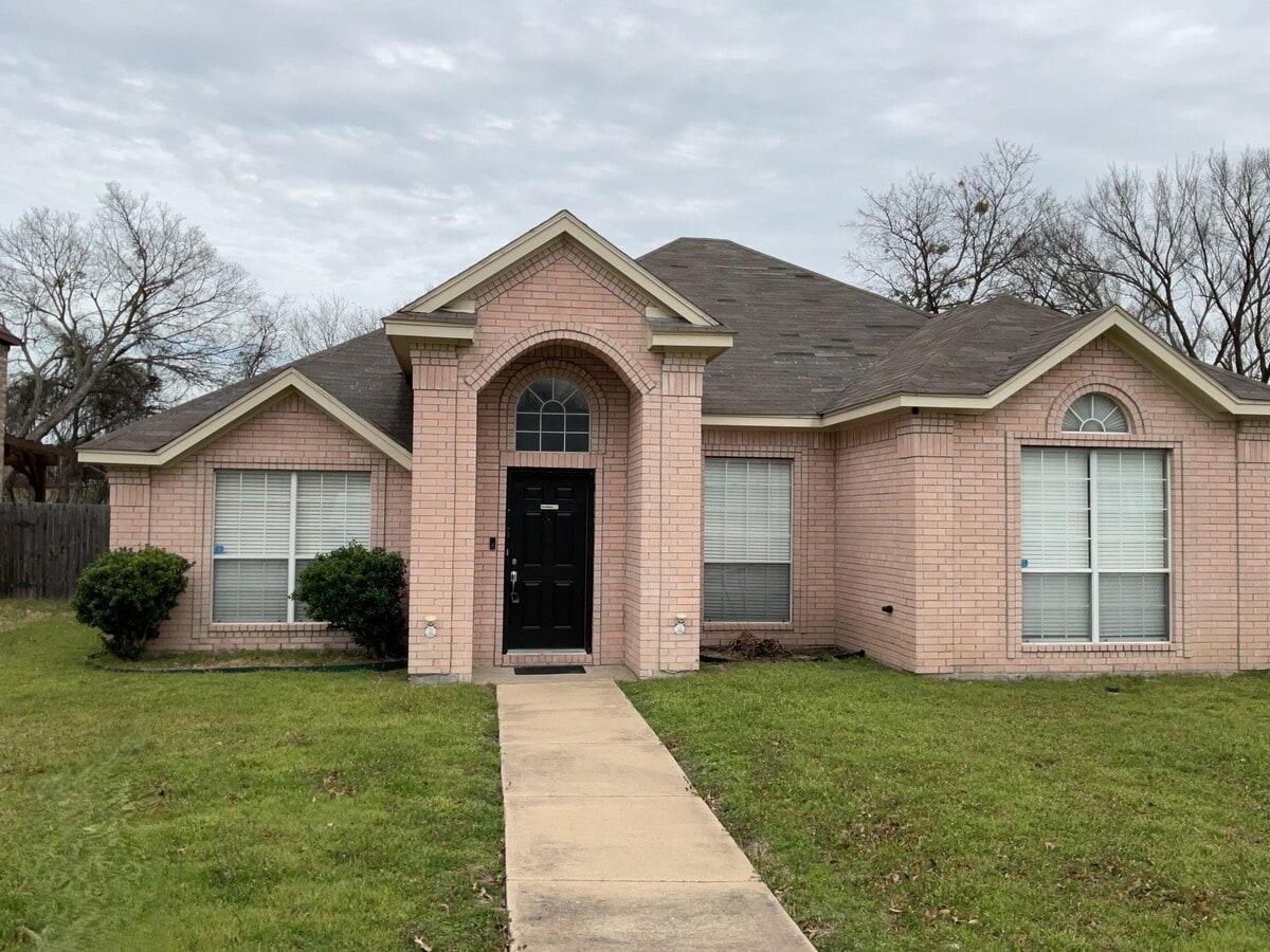 Photo - 1400 Estate Ln
