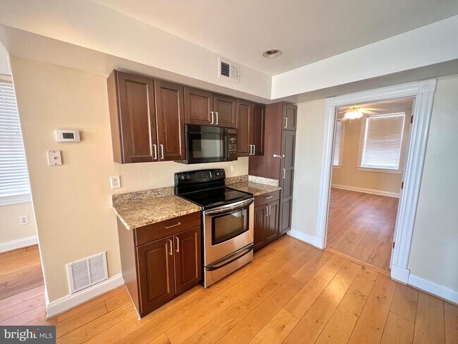 Photo - 1017 W Cross St