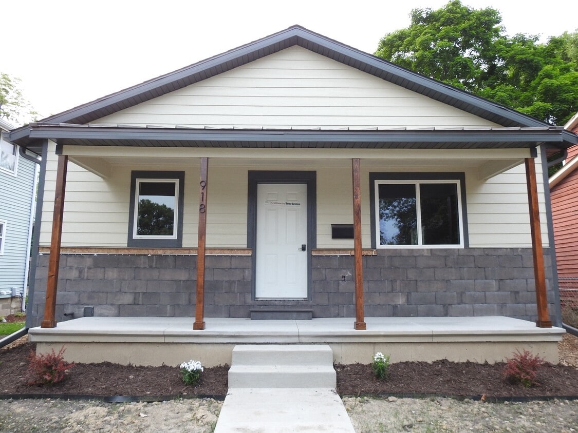 Photo - 918 E Bloomington St (Iowa City, IA)
