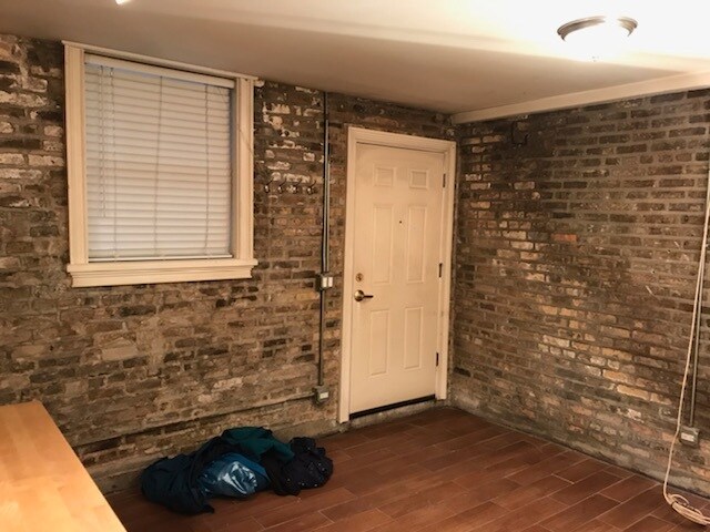 Entry - 19 E Division St Unidad #1R