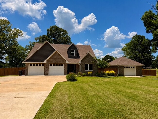 Building Photo - 40049 Back Nine Dr