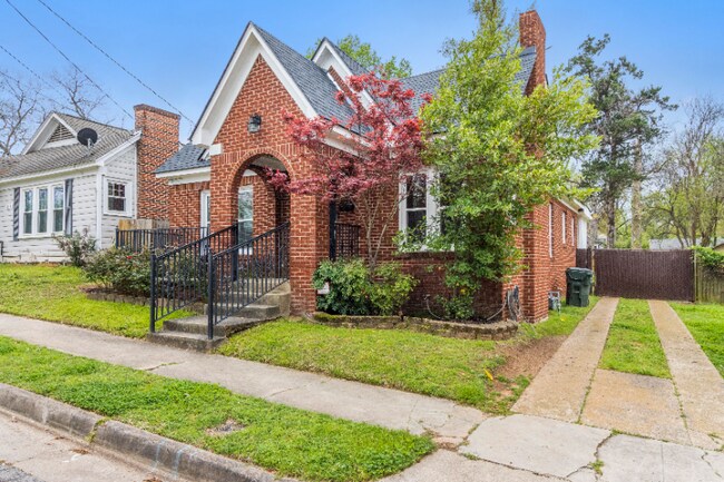 Photo - 315 E 1st St