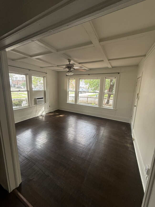 Living Area - 1302 W Bell St Apartments Unit 1