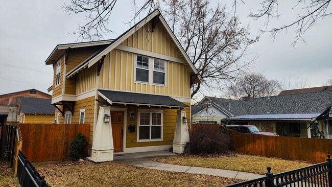 Building Photo - Beautiful Three Bedroom House with Garage and Fenced Yard