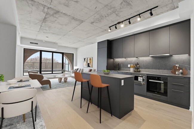 Photo - 761 Queen St E