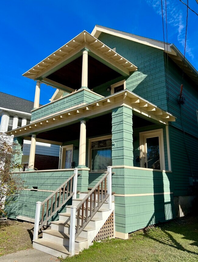 Building Photo - 2338 16th St Unit Whole House