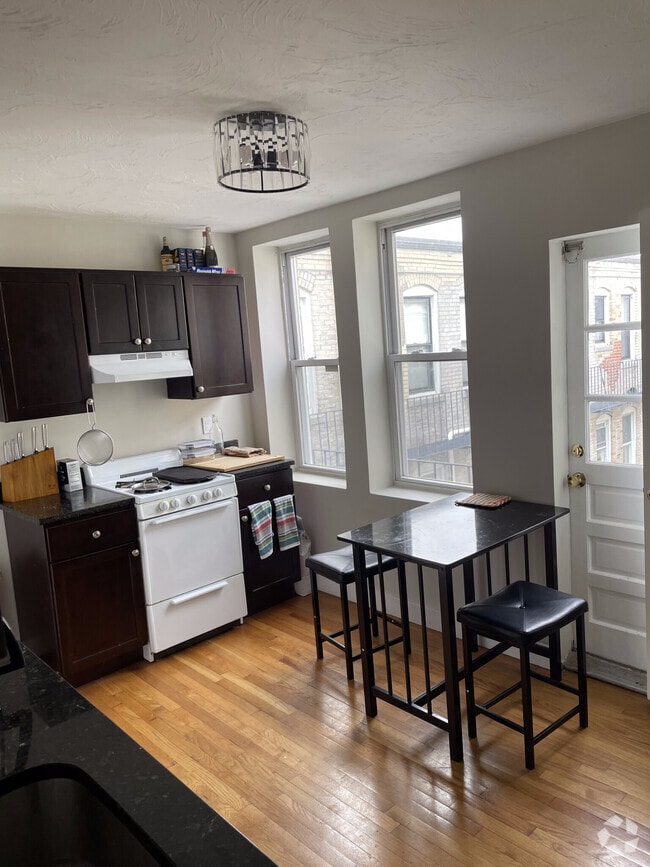 Building Photo - 131 Summer St Rental