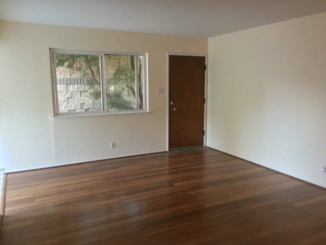 living room towards front door - 5428 Van Fleet Avenue Unit 5428