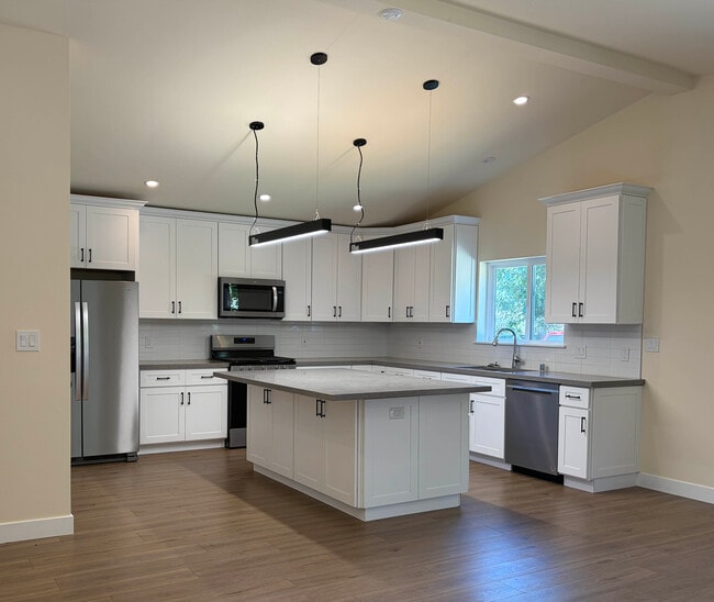 Kitchen - 19334 Topham St